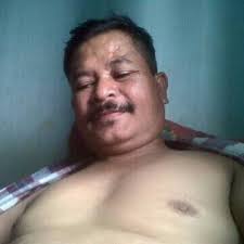 Dia yang berkumis tipis lebih menarik di mata cowok, nggak tahu kenapa ngomongin soal cewek yang berkumis itu selalu seru buat gue. Bapak Gaya Ling Gay Twitter