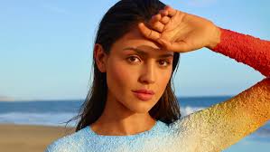 Clearly, good looks run in the family—gonzález is the only daughter of mexican former model glenda reyna. Eiza Gonzalez Uber Die Kraft Von Duften Ihre Beauty Routine Und Neue Haarfarbe Vogue Germany