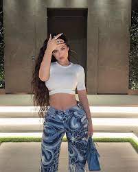 Zeige deine individualität mit asos design & lass deine outfits für dich sprechen. Kylie Jenner Keeps Nailing Spring S Biggest Outfit Trends