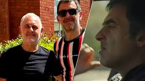 Snookerlegende in tranen na verhalen over duister verleden: 'Ik kon het  Ronnie niet vertellen dat zijn vader levenslang had gekregen'