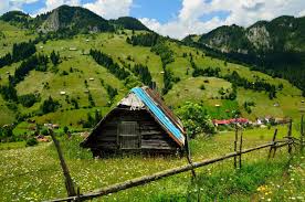 Inainte sa plecati pe munte verificati vremea inainte cu o zi pentru zona in care vreti sa mergeti. Satul Moieciu De Sus Din Brasov Planiada