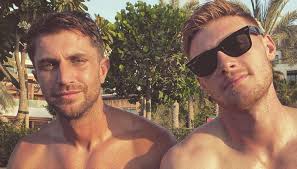 He has two younger brothers and one younger sister. Matt Dallas Blue Hamilton Adoptieren Sohn Hollywood Tramp