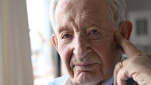 Augsburg: Mahnende Stimme: Friedenspreisträger Helmut Hartmann feierte 95.  Geburtstag