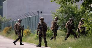 Volgens de belgische justitie zou conings gevonden zijn nét buiten de zone waar militairen lange tijd hebben gezocht. Opnieuw Grote Zoekactie Naar Voortvluchtige Belgische Militair In Natuurpark Bij Grens Limburg Buitenland Ad Nl