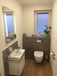 Aufstockung eines efh aus den 1960er jahren. Gaste Wc Teilgefliest Mit Grauen Fliesen In Betonoptik Und Designboden In Holzoptik Wc Fliesen Waschbecken Gaste Wc Gaste Wc