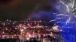 Buny artifice s'adresse à toutes les personnes qui veulent faire scintiller le ciel. Video Des Feux D Artifices Tires A Lyon Le 8 Decembre Pour La Fete Des Lumieres 2020 Video Dailymotion