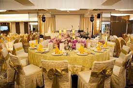 In the uk, the bride and groom traditionally sit in the middle with their respective parents and the chief bridesmaid and best man either side of them. Wedding Vip Table Set Up Picture Of Dux Oriental Restaurant Shah Alam Tripadvisor
