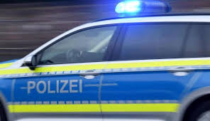 Die polizei nimmt dann ihre personalien auf und ermittelt den. Anger Fahrerflucht Frau Kommt Von Der Fahrbahn Ab Durch Gegenverkehr