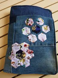 Dazu benötigst du nur wenig material. Jeans Upcycling Jeansreste Einfach Zur Kabeltasche Verarbeiten