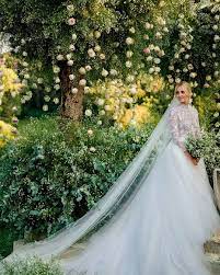 Chiara Ferragni S Bouquet Has Been Made Only With Simple Aster Flowers Perfectly Matching Her Dior W Dior Wedding Dresses Second Wedding Dresses Vogue Wedding