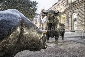 Spezialisten auf dem parkett betreuen den handel der wertpapiere. Bulle Und Bar Borse Frankfurt Fotografie Als Poster Und Kunstdruck Von Travelstock44 Bestellen Artflakes Com