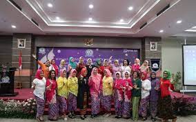 Referensi kebaya plus size kali ini hipwee style ingin memberikanmu ideide kebaya plus size yang pastinya gampang banget ditiru dan mengedepankan kesantunan alias menyamarkan lekuk tubuh si. Perayaan Hut Iwabri 19th Bersama Iwabri Jakarta3 Ikatan Wanita Bank Rakyat Indonesia