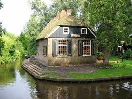 Cozy Homes In The Town Of Giethoorn Holland Are Only Accessible By Waterways Giethoorn Cozy House Beautiful Homes