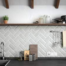 a texturised version of the classic white metro tile idee deco cuisine carrelage credence cuisine carreaux metro