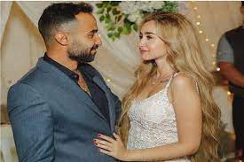 نشر الفنان أحمد فهمي صورة له على موقعه على الإنستغرام، وقد أثار الجدل بين متابعيه إثر مظهره الغريب والمثير لتساؤل، فقد ظهر وقد شاركت هنا الزاهد على الصورة بتعليق كتبت فيه:أنا أفضل مصورة على الإطلاق، حيث إلتقت له الصورة الغريبة. Ù‡Ù†Ø§ Ø§Ù„Ø²Ø§Ù‡Ø¯ ØªÙƒØ´Ù Ø¹Ù† ÙØ§Ø±Ù‚ Ø§Ù„Ø³Ù† Ø¨ÙŠÙ†Ù‡Ø§ ÙˆØ¨ÙŠÙ† Ø£Ø­Ù…Ø¯ ÙÙ‡Ù…ÙŠ Ø¨ÙˆØ§Ø¨Ø© Ø£Ø®Ø¨Ø§Ø± Ø§Ù„ÙŠÙˆÙ… Ø§Ù„Ø¥Ù„ÙƒØªØ±ÙˆÙ†ÙŠØ©