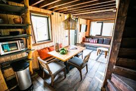 In safaripark beekse bergen wacht een afrikaans avontuur op je met brullende leeuwen, nieuwsgierige giraffen en overstekende zebra's. Bijzondere Overnachting In Een Boomhut Beekse Bergen Noord Brabant