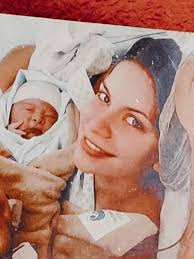 Um pouco do meu maior feito nessa vida: minhas filhas. Sempre soube que  queria ser mãe. Em todas as brincadeiras de criança eu estava carregando  uma boneca no colo, fazendo o parto