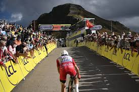 Ce tour est remporté par le britannique bradley wiggins (), qui s'empare du maillot jaune à l'issue de la première étape de moyenne montagne, à la planche des belles filles. Tour De France En Auvergne Rhone Alpes Arrivee A Huis Clos Au Grand Colombier