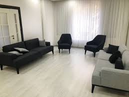 Koyu renklerden oluşan halı ve gri koltuk takımı ile kombin karanlık ve kasvetli bir hal alacaktır. Soru 141 Koyu Ve Acik Gri Rengi Koltuk Takimi Ile Uyumlu Fon Perde Hali Onerisi Dekor Ekrani