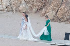 Η κάμερα του mykonos live tv τους εντόπισε στα. Erietta Koyrkoyloy Byrwn Basileiadhs To Fwtografiko Almpoym Toy Gamoy Toys Bovary