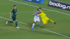 Według lokalnych mediów urugwajski napastnik popełnił. Cena Forte Tadeu Deixa O Serra De Ambulancia Apos Choque De Cabeca Com Ze Rafael Brasileirao Serie A Ge
