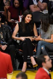 A few months later, blake moved to detroit, effectively ending his kendall was briefly linked to lakers player jordan clarkson, with us weekly reporting in march. Kendall Jenner Reminds Fans She S Dating Basketball Star Jordan Clarkson Daily Mail Online