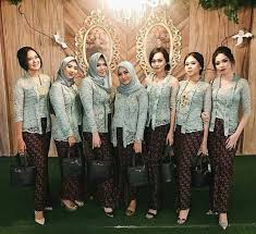 12 Ide Kebaya Kutu Baru Berbahan Brokat Untuk Bridesmaid Glamor Tapi Effortless