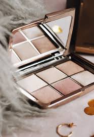 The upside to this year's palette (in a way) is that the included shades are new rather than repeated from the permanent … Hourglass Ambient Lighting Edit Unlocked Palette Pint Sized Beauty
