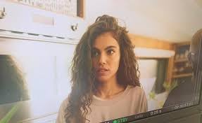 היא פחות בקטע של שטיחים אדומים ויותר בקטע של ברנינג מן Wfbthn6qziwsym