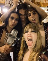 I måneskin sono un gruppo pop rock italiano originario di roma e composto da damiano david (voce), victoria de angelis (basso), thomas raggi (chitarra) ed ethan torchio (batteria). Thueuxb4nwistm