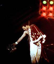 Il 9 agosto 1986 c'è stato l'ultimo concerto dei queen con freddie mercury. Knebworth 30 Anni Fa L Ultima Notte Di Magia Dei Queen Dal Vivo Con Freddie E John Comunita Queeniana