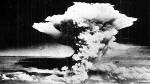 كان الهجوم على هيروشيما في نهاية الحرب العالمية الثانية في عام 1945، تحديدًا في شهر أغسطس، وهذا الهجوم النووي كان بمرحلتين، فقد ألقيت قنبلة نووية على هيروشيما وسميت بالابن الصغير، وقنبلة من نوع آخر سميت بالابن البدين وقد أسقطت على ناكازاكي، ولسوء. Ù‚Ù†Ø¨Ù„Ø© Ù‡ÙŠØ±ÙˆØ´ÙŠÙ…Ø§ Ø§Ù„ÙŠØ§Ø¨Ø§Ù† ØªØ­ÙŠÙŠ Ø§Ù„Ø°ÙƒØ±Ù‰ Ø§Ù„Ù€ 75 Ù„Ø£ÙˆÙ„ Ù‡Ø¬ÙˆÙ… Ù†ÙˆÙˆÙŠ Bbc News Ø¹Ø±Ø¨ÙŠ