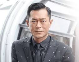 Jun 30, 2021 · 影帝古天樂低調行善，多年來默默捐錢興建學校，12年內已在內地捐建了135間學校，包括中、小學及幼稚園。不過，近日有指他10年前用18萬港元在貴州省遵義市捐建的一間希望小學，原來3、4年前已停辦，有網友前往校舍卻發現該處早已荒廢，四周雜草叢生及殘舊老化，但整體結構亦相當穩固，相信. çœ‹è¿‡å¤å¤©ä¹ä¸Žé»Žæ˜Žçš„åˆç…§ç»ˆäºŽæ˜Žç™½ä¸ºä½•å¤å¤©ä¹è´¹å°½å¿ƒæ€ ç¾Žé»' æ¥ æœ¨è½©