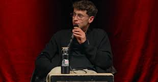 “Milano è rovinata da tutti gli emigrati che vengono, sanno che possono realizzare i propri sogni e poi se ne vanno. Da piccolo mi nascondevo nel bosco per fumare”: parla Tredici Pietro