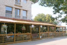 Nu, voucherele de vacanta acopera cheltuielile pentru pachete turistice care au in componenta servicii de turism si agrement cu minimum o noapte de cazare. Cazare Cu Vouchere De VacanÈÄ