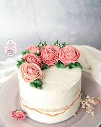 Wenn man fondant nicht luftdicht lagert, dann trocknet er schnell aus und wird spröde. Hiba S Bakery
