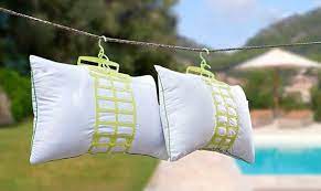 Isi bak atau ember dengan air hangat. Cara Mencuci Bantal Dacron Agar Menjadi Bersih Dan Wangi