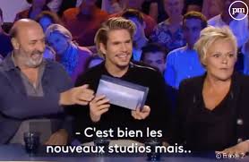 To recreate full package in hd as close as possible to the existing sd design, without previous work files. On N Est Pas Couche Un Morceau Du Nouveau Decor Tombe Sur Muriel Robin En Pleine Interview Puremedias