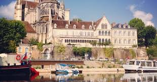 Auxerre La Cathedrale Saint Etienne Depuis L Yonne C Clement Meirone Secretsauxerre Auxerre Bourgogne Auxerre Saint Etienne Cathedrale