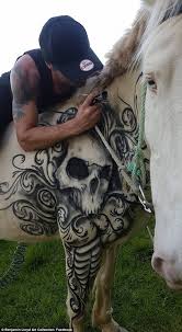 Ben white tattooed by artist hussam osman at black ink uk leeds studio. Nz Artist Gives White Horse A Confidence Boosting Tattoo Daily Mail Online