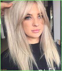 Lange Haarmodelle Blonde Platinum Silver Hair Color And Curtain Bangs Hairstyles Celebritylonghairstyles Celebritylong Kahkul Sac Uzun Katli Sac Uzun Sac
