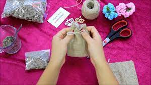 Çamaşırlarınızın her daim mis gibi kokması için, yapımı çok kolay olan lavanta kesesi hazırlayıp kullanabilirsiniz. Jut Lavanta Kesesi Yapimi Youtube