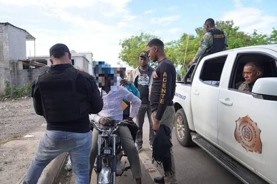 En coordinación con CESFRONT, Ejército RD, Policía Nacional, Armada Dominicana, Fuerza Aérea, Digesett y el Ministerio Público, avanzamos en los operativos de control migratorio. Detuvimos a 1,295 n