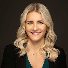 Lynnette Bauer's Instagram, Twitter & Facebook