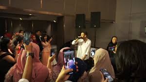 I didn't plug it in but the song was full of electricity. Mk K Clique Haa Tepok Special Appearance At Win Skienworks Grand Launching By Maytrain Production