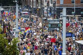Een constante factor in de winkel is het gemotiveerde team. Amsterdam Kom Niet Meer Naar Demonstratie Evenementensector Linda Nl
