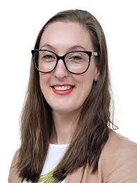 Lindsay Howe's Instagram, Twitter & Facebook