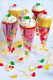 Vul Een Champagne Glas Met Snoep En Zet Er Vervolgens Een Cupcakes Met Vlieg Wat Room Erop Op Friandises D Anniversaire Fete Avec Bonbons Fete Bonbons