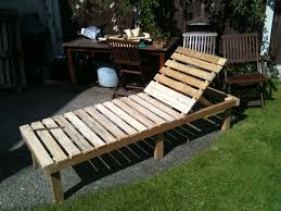 Sun Lounger Small Table From Discarded Pallets 1001 Pallets Sun Lounger Pallet Lounge Diy Pallet Projects