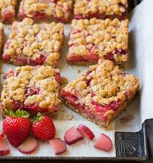La Recette Des Petites Barres Tendres De Saison Aux Fraises Et Rhubarbe Miam Strawberry Rhubarb Bars Rhubarb Recipes Rhubarb Bars